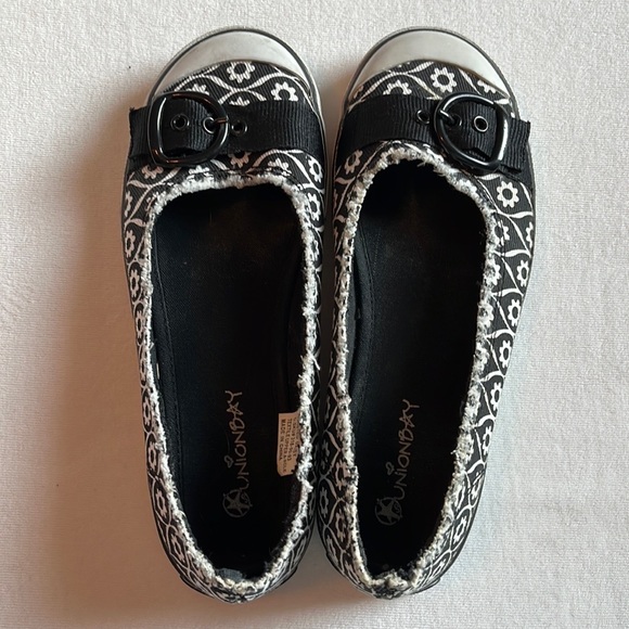 Slip on tennis shoes (espadrille style) - Picture 2 of 3